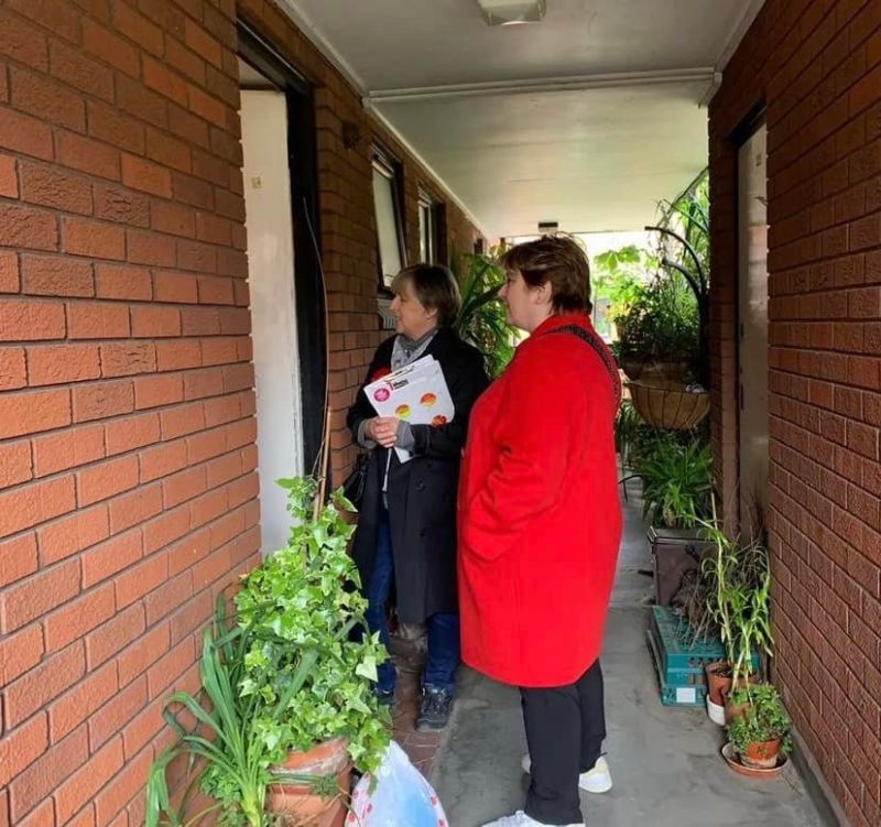 Emily Thornberry speaking to residents in Kingston 